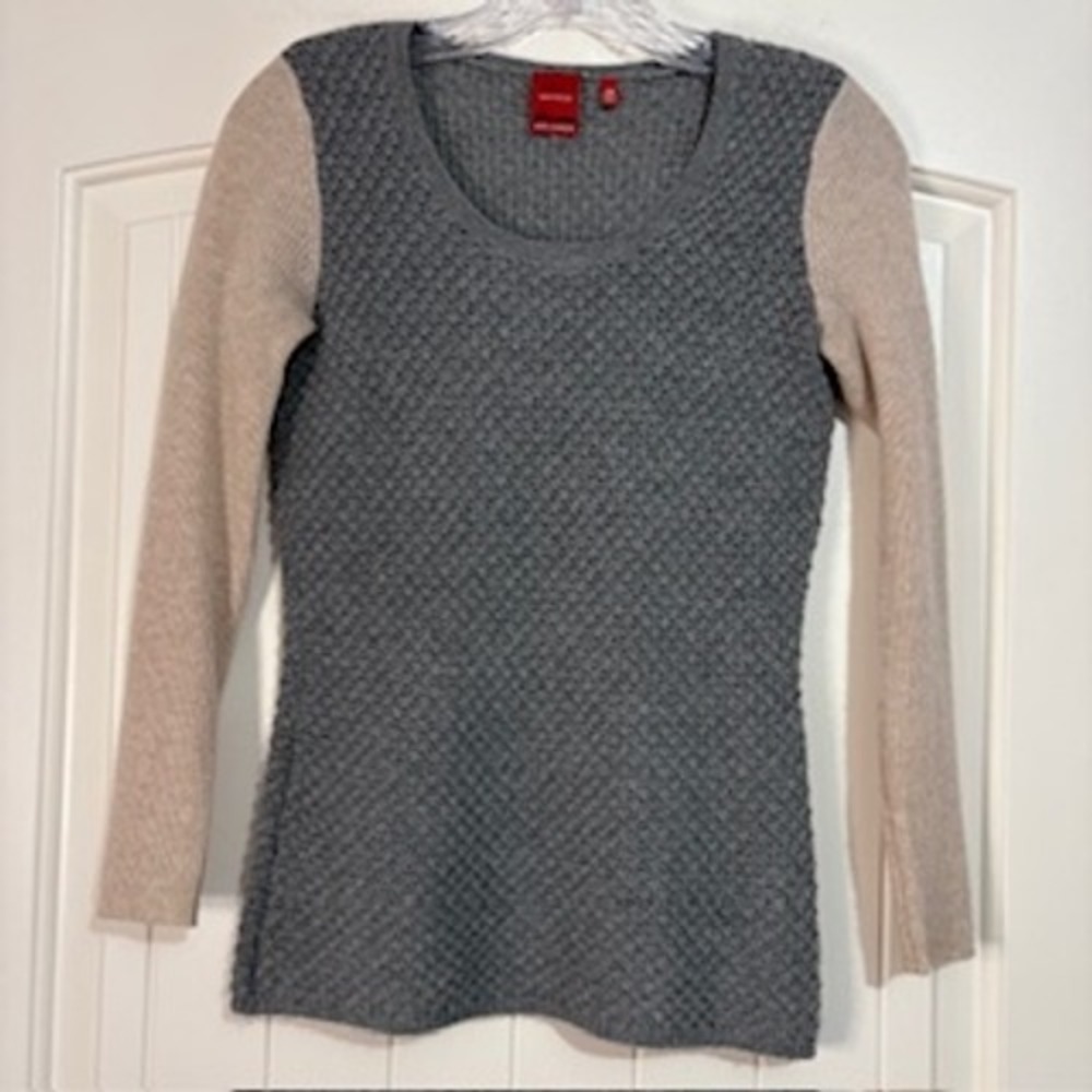 RED Saks Fifth Avenue 100% Cashmere Sweater XS‎ Grey Beige Knit Long Sleeve